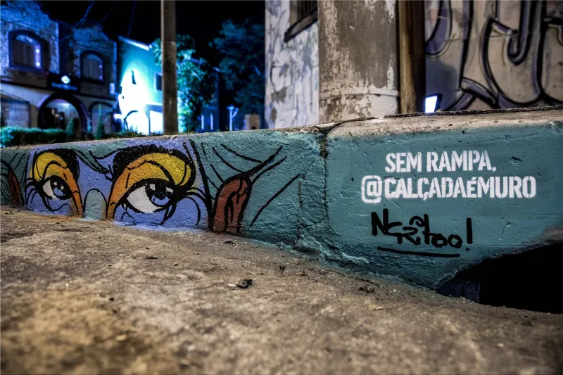 Movimento SuperAção "Sidewalk Is Wall"