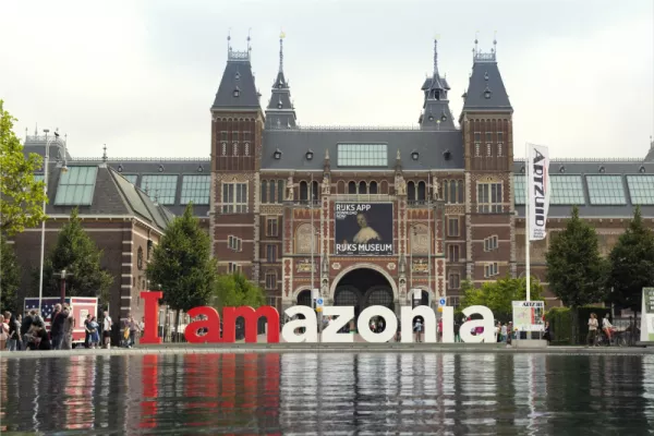 Greenpeace "iAmsterdam becomes iAmazonia"